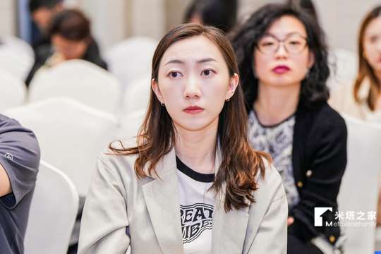 峰会将提供实时反馈机制，评估与会者对AIGC技术应用的期望和挑战
